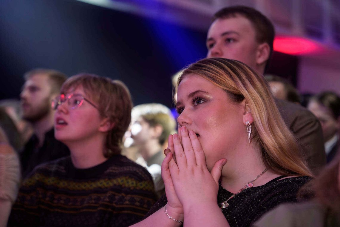 Folk følger spent med på opptellingsresultater fra en svært jevn folkeavstemning på Island, i Reykjavik den 29. august 2026. Foto: Marco Di Marco / AP / NTB. Folk følger spent med på opptellingsresultater fra en svært jevn folkeavstemning på Island, i Reykjavik den 29. august 2026. Foto: Marco Di Marco / AP / NTB.