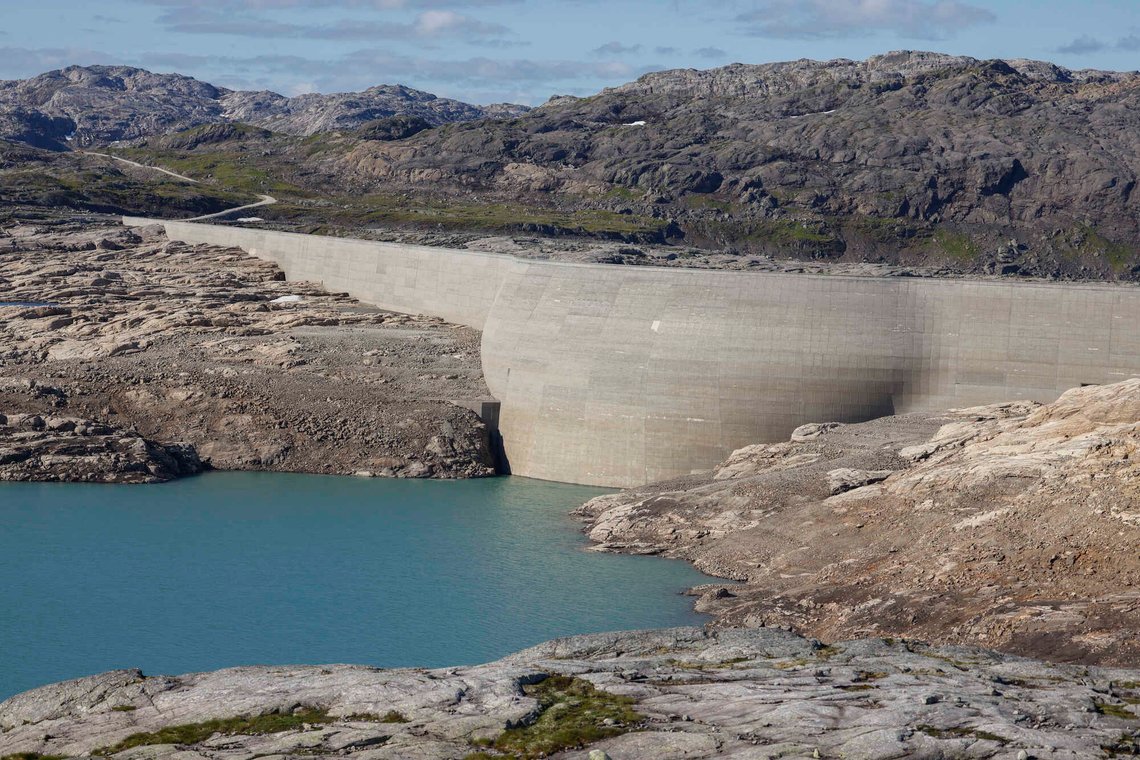 Lav vannstand i Blåsjø, som er det største kraftmagasinet i Norge, den 19. juli 2026. Anlegget består av flere dammer, og demningen på bildet ligger i Førrevassdammen. Fyllingsgraden har denne sommeren vært veldig lav. Foto: Ørn E. Borgen / NTB. Lav vannstand i Blåsjø, som er det største kraftmagasinet i Norge, den 19. juli 2026. Anlegget består av flere dammer, og demningen på bildet ligger i Førrevassdammen. Fyllingsgraden har denne sommeren vært veldig lav. Foto: Ørn E. Borgen / NTB.