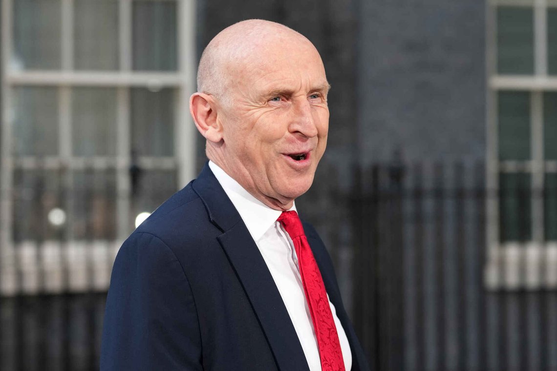 Storbritannias finansminister John Healey smiler lurt mens han planlegger nye skatteøkninger for britene. Foto: AP /Kirsty Wigglesworth/ NTB Storbritannias finansminister John Healey smiler lurt mens han planlegger nye skatteøkninger for britene. Foto: AP /Kirsty Wigglesworth/ NTB