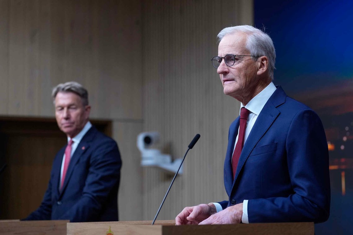 Statsminister Jonas Gahr Støre og energiminister Terje Aasland kan ingenting om realfag, strøm eller kraftproduksjon. Her snakker de på en pressekonferanse i Oslo den 7. august 2026, der de presenterer flere tiltak for raskere utbygging av kraft og strømnett. Dessverre er de aktivister for sol- og vindkraftindustrien, og de motarbeider aktivt bygging av vannkraft, gasskraft, termalkraft og atomkraft, derfor vil det ikke bli store mengder ny kraft i Norge.
Foto: Terje Pedersen / NTB. Statsminister Jonas Gahr Støre og energiminister Terje Aasland kan ingenting om realfag, strøm eller kraftproduksjon. Her snakker de på en pressekonferanse i Oslo den 7. august 2026, der de presenterer flere tiltak for raskere utbygging av kraft og strømnett. Dessverre er de aktivister for sol- og vindkraftindustrien, og de motarbeider aktivt bygging av vannkraft, gasskraft, termalkraft og atomkraft, derfor vil det ikke bli store mengder ny kraft i Norge.
Foto: Terje Pedersen / NTB.