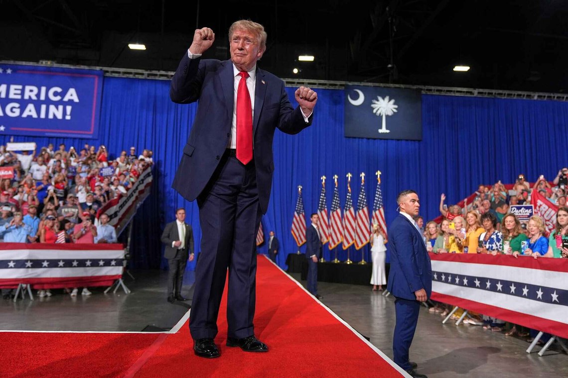 Presidenten morer publikum med Trump-dansen under et valgkampmøte for senator Darline Graham (R). Men Iran skaper hodebry. Foto: AP /Jacquelyn Martin/ NTB Presidenten morer publikum med Trump-dansen under et valgkampmøte for senator Darline Graham (R). Men Iran skaper hodebry. Foto: AP /Jacquelyn Martin/ NTB