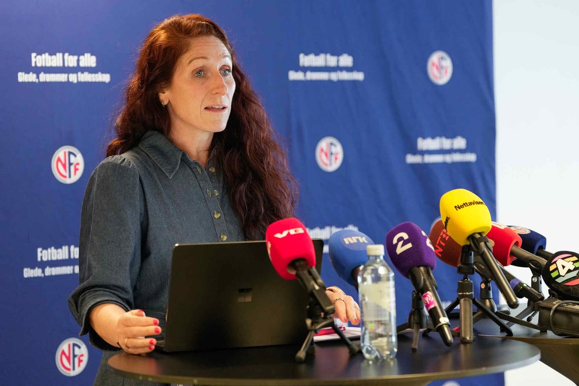 Fotballpresident Lise Klaveness møtte pressen for å uttrykke sin mening om FIFA-presidentens fremtid. Foto: Terje Bendiksby / NTB Fotballpresident Lise Klaveness møtte pressen for å uttrykke sin mening om FIFA-presidentens fremtid. Foto: Terje Bendiksby / NTB