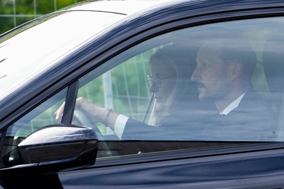 Oslo 20260827.
Kronprinsesse Mette-Marit og kronprins Haakon drar fra Rikshospitalet, der kong Harald er innlagt, i forbindelse med at hans helsetilstand har blitt værre.
Foto: Javad Parsa / NTB Oslo 20260827.
Kronprinsesse Mette-Marit og kronprins Haakon drar fra Rikshospitalet, der kong Harald er innlagt, i forbindelse med at hans helsetilstand har blitt værre.
Foto: Javad Parsa / NTB