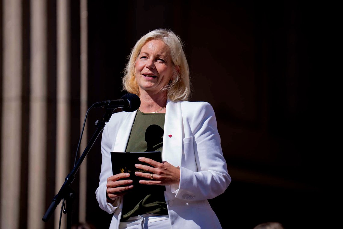 Oslo 20260810.
Mens Forsknings- og høyere utdanningsminister, Sigrun Gjerløw Aasland (Ap) taler på markeringen av studiestart til Universitetet i Oslo (UiO) under en seremoni på Universitetsplassen i Oslo, har forsinkelsesgebyrene begynt å løpe for gullkalven hun har sammen med ektefellen.
Foto: Stian Lysberg Solum / NTB Oslo 20260810.
Mens Forsknings- og høyere utdanningsminister, Sigrun Gjerløw Aasland (Ap) taler på markeringen av studiestart til Universitetet i Oslo (UiO) under en seremoni på Universitetsplassen i Oslo, har forsinkelsesgebyrene begynt å løpe for gullkalven hun har sammen med ektefellen.
Foto: Stian Lysberg Solum / NTB
