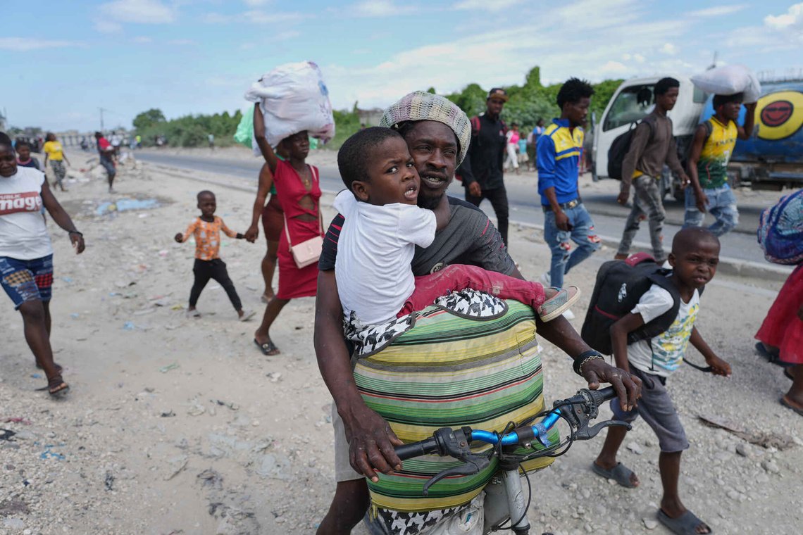 Innbyggere flyktet fra hjemmene sine etter gjengkriger i Haitis hovedstad Port-au-Prince i mai. Foto: Odelyn Joseph / AP / NTB Innbyggere flyktet fra hjemmene sine etter gjengkriger i Haitis hovedstad Port-au-Prince i mai. Foto: Odelyn Joseph / AP / NTB