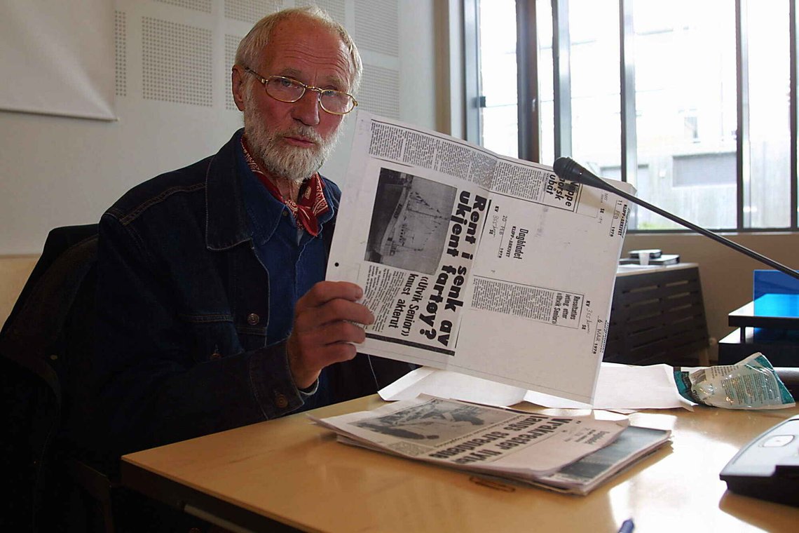 Tromsø 20030908
Journalisten og forfatteren Kjell Fjørtoft forklarte seg for undersøkelseskommisjonen etter "Utvik Senior"-ulykken i 1978 der ni personer omkom. Han mener Forsvaret umiddelbart satte i gang en dekkoperasjon.
Foto: Jan-Morten Bjørnbakk / NTB Tromsø 20030908
Journalisten og forfatteren Kjell Fjørtoft forklarte seg for undersøkelseskommisjonen etter "Utvik Senior"-ulykken i 1978 der ni personer omkom. Han mener Forsvaret umiddelbart satte i gang en dekkoperasjon.
Foto: Jan-Morten Bjørnbakk / NTB