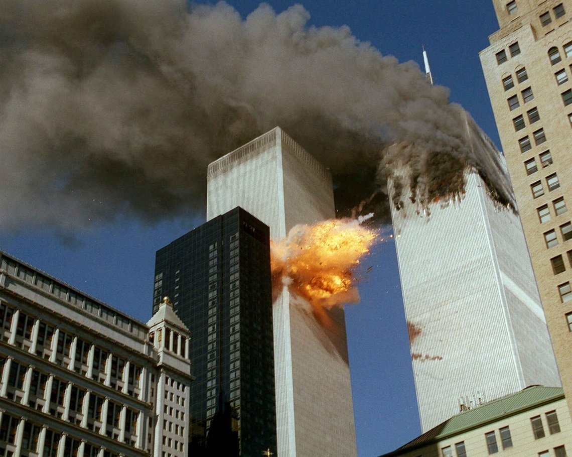 11. september 2001 krasjer United Airlines-fly 175 inn i sørtårnet på World Trade Center i New York, mens røyk velter ut fra nordtårnet. Ifølge CBC var dette ikke et terrorangrep. Foto: AP /Chao Soi Cheong/ NTB 11. september 2001 krasjer United Airlines-fly 175 inn i sørtårnet på World Trade Center i New York, mens røyk velter ut fra nordtårnet. Ifølge CBC var dette ikke et terrorangrep. Foto: AP /Chao Soi Cheong/ NTB