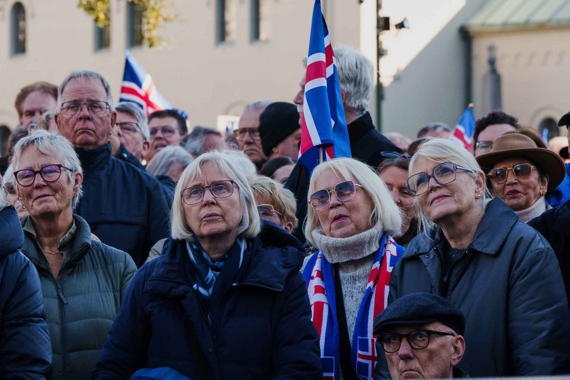 Folk lytter til talere fra nei-siden i EU-saken på Island under et offentlig møte i Reykjavik den 27. august 2026. Foto: Marco Di Marco / AP / NTB. Folk lytter til talere fra nei-siden i EU-saken på Island under et offentlig møte i Reykjavik den 27. august 2026. Foto: Marco Di Marco / AP / NTB.
