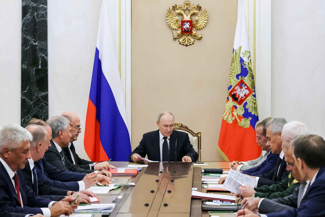 Russlands president Vladimir Putin vurderer angivelig en eskalering av krigen i Ukraina. Her leder han møtet i Sikkerhetsrådet i Moskva, fredag 21. august 2026. Foto: Mikhail Metzel /Sputnik, Kreml-poolfoto via AP/ NTB Russlands president Vladimir Putin vurderer angivelig en eskalering av krigen i Ukraina. Her leder han møtet i Sikkerhetsrådet i Moskva, fredag 21. august 2026. Foto: Mikhail Metzel /Sputnik, Kreml-poolfoto via AP/ NTB