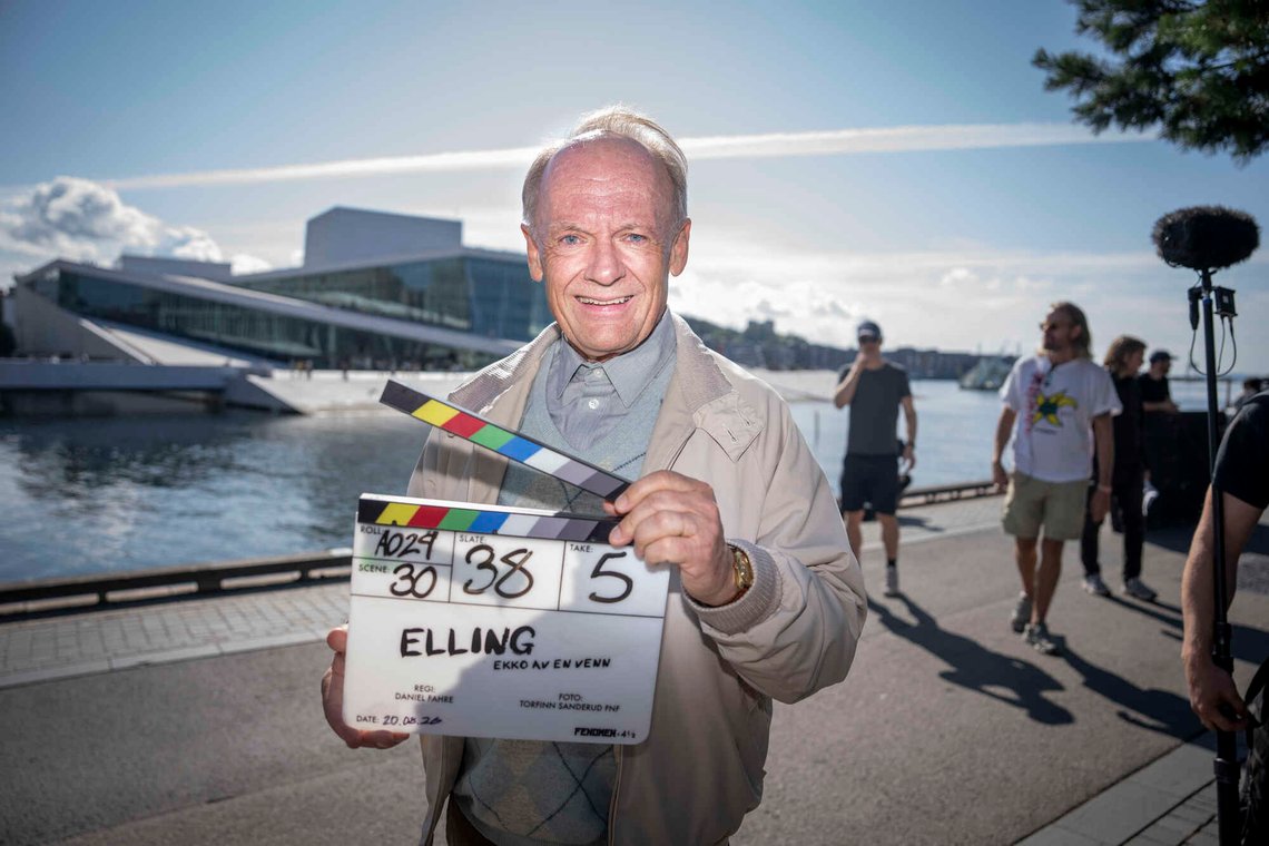 Oslo 20260815.
Skuespiller Per Christian Ellefsen spiller karakteren Elling under en filminnspilling utenfor operaen. Ellefsen er tilbake i en ny film om den folkekjære Elling, 21 år etter den forrige. Den nye filmen skal hete «Elling - ekko av en venn» og er basert på Ingvar Ambjørnsens siste bok om den ikoniske karakteren.
Foto: Heiko Junge / NTB Oslo 20260815.
Skuespiller Per Christian Ellefsen spiller karakteren Elling under en filminnspilling utenfor operaen. Ellefsen er tilbake i en ny film om den folkekjære Elling, 21 år etter den forrige. Den nye filmen skal hete «Elling - ekko av en venn» og er basert på Ingvar Ambjørnsens siste bok om den ikoniske karakteren.
Foto: Heiko Junge / NTB