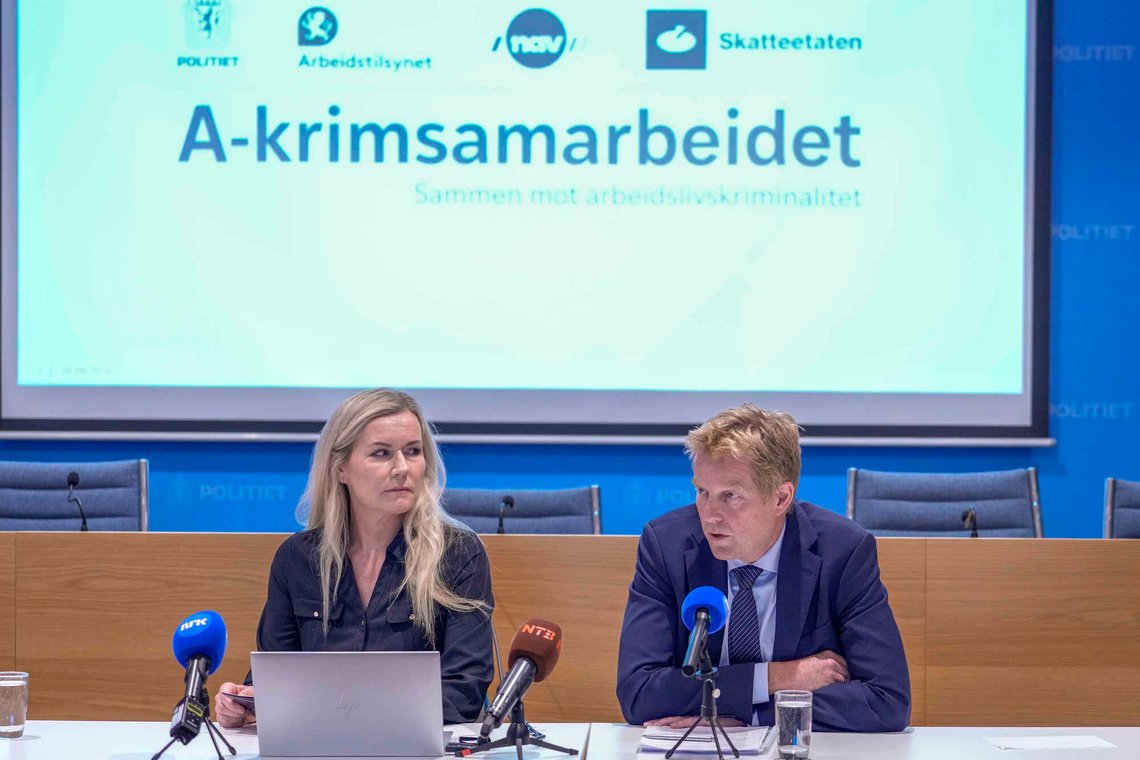 Oslo 20260826.
A-krimsenteret i Tønsberg legger i dag fram funn fra en kartlegging de har gjort blant barnevernstiltak og barnevernsinstitusjoner i Sør-Øst politidistrikt. Økokrim-sjef Pål Lønseth, leder for A-krimsenteret i Tønsberg Hege Fjær, Bufdir og justis- og beredskapsminister Astri Aas-Hansen og barne- og familieminister Lene Vågslid deltar.
Foto: Javad Parsa / NTB Oslo 20260826.
A-krimsenteret i Tønsberg legger i dag fram funn fra en kartlegging de har gjort blant barnevernstiltak og barnevernsinstitusjoner i Sør-Øst politidistrikt. Økokrim-sjef Pål Lønseth, leder for A-krimsenteret i Tønsberg Hege Fjær, Bufdir og justis- og beredskapsminister Astri Aas-Hansen og barne- og familieminister Lene Vågslid deltar.
Foto: Javad Parsa / NTB