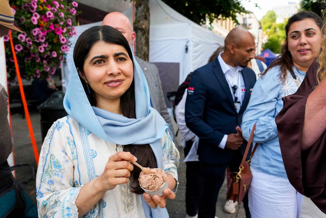 Malala Yousafzai spiser is ute på Arendalsuka 2026 i Arendal. Foto: Ole Berg-Rusten / NTB Malala Yousafzai spiser is ute på Arendalsuka 2026 i Arendal. Foto: Ole Berg-Rusten / NTB