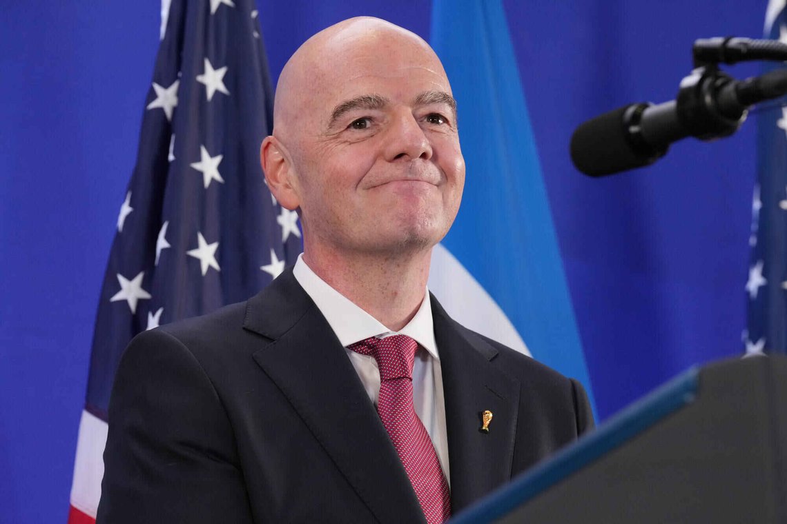 FIFA-president Gianni Infantino ble kompis med Donald Trump og ville forandre økonomien i fotball-VM. Det ble ikke godt mottatt. Foto: Jacquelyn Martin / AP / NTB FIFA-president Gianni Infantino ble kompis med Donald Trump og ville forandre økonomien i fotball-VM. Det ble ikke godt mottatt. Foto: Jacquelyn Martin / AP / NTB