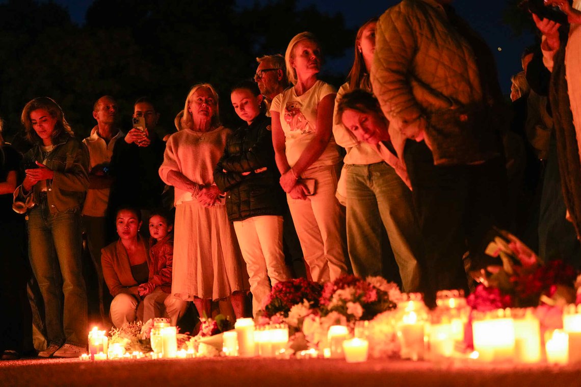 Oslo 20260827.
Mange er samlet og har tent lys på Slottsplassen torsdag kveld, i forbindelse med at kongens helsetilstand har blitt værre. Kong Harald innlagt på Rikshospitalet.
Foto: Heiko Junge / NTB Oslo 20260827.
Mange er samlet og har tent lys på Slottsplassen torsdag kveld, i forbindelse med at kongens helsetilstand har blitt værre. Kong Harald innlagt på Rikshospitalet.
Foto: Heiko Junge / NTB