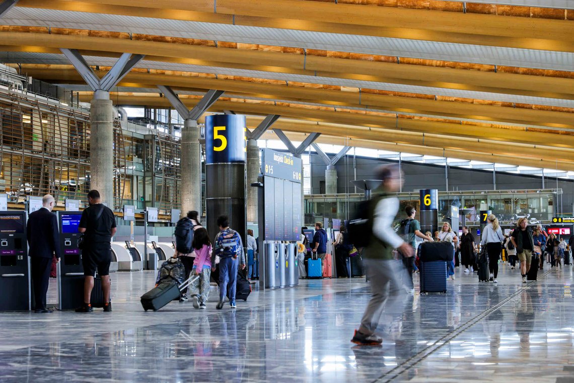 Streiken blant flygeledere er avsluttet, slik at passasjerer kan håpe på at flyene framover går som normalt. Her fra avgangshallen på Oslo lufthavn Gardermoen. Foto: Amanda Pedersen Giske / NTB Streiken blant flygeledere er avsluttet, slik at passasjerer kan håpe på at flyene framover går som normalt. Her fra avgangshallen på Oslo lufthavn Gardermoen. Foto: Amanda Pedersen Giske / NTB