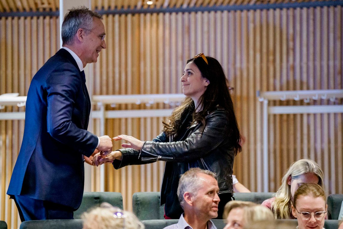 Oslo 20230602.
Natos generalsekretær Jens Stoltenberg sammen med Hadia Tajik på besøk hos klimainstituttet Cicero i møterom Forum i Forskningsparken i Oslo.
Foto: Stian Lysberg Solum / NTB Oslo 20230602.
Natos generalsekretær Jens Stoltenberg sammen med Hadia Tajik på besøk hos klimainstituttet Cicero i møterom Forum i Forskningsparken i Oslo.
Foto: Stian Lysberg Solum / NTB