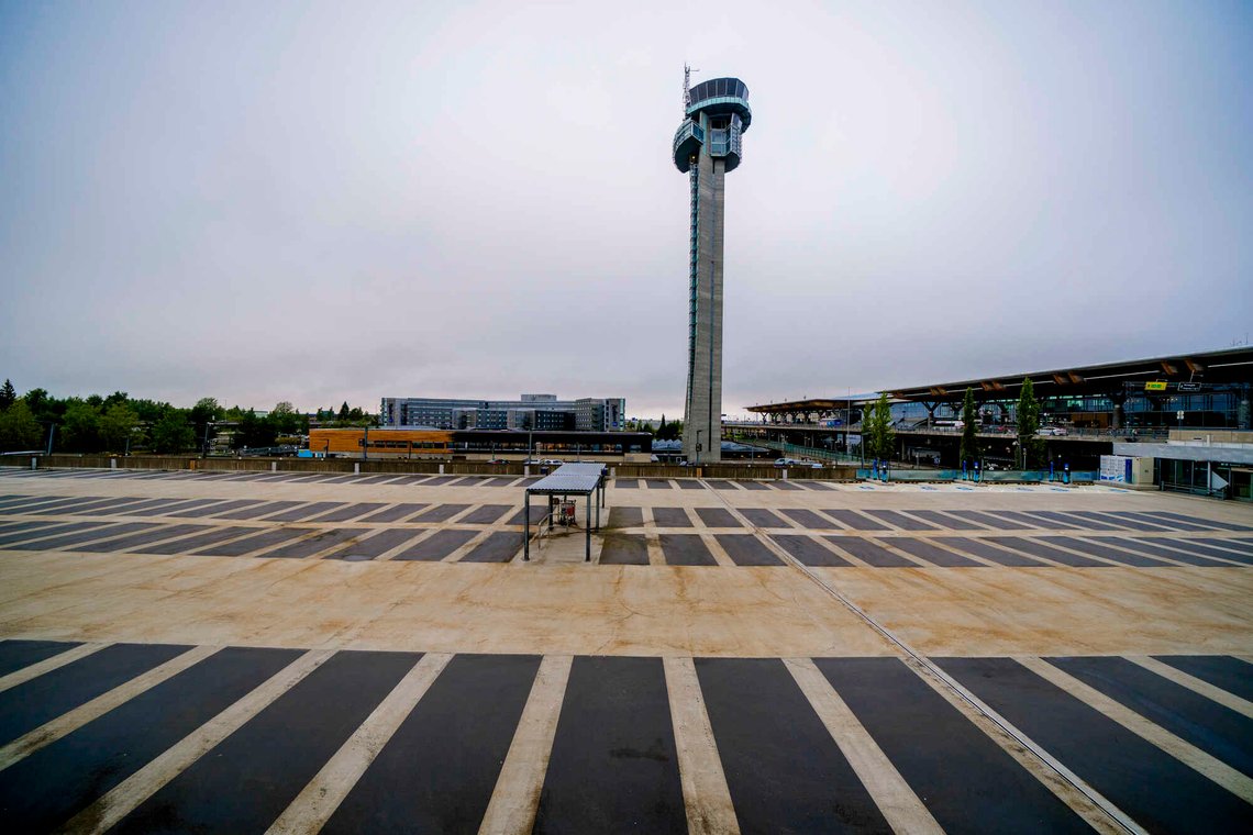 Tårnet på Oslo lufthavn. Meklingen i oppgjøret for flygelederne på norske flyplasser endte i brudd. Det er nå streik blant flygeledere på Gardermoen og på Flesland. Foto: Stian Lysberg Solum / NTB Tårnet på Oslo lufthavn. Meklingen i oppgjøret for flygelederne på norske flyplasser endte i brudd. Det er nå streik blant flygeledere på Gardermoen og på Flesland. Foto: Stian Lysberg Solum / NTB