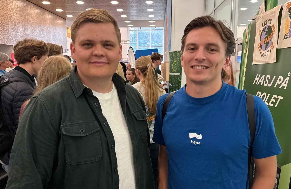 Gaute Skjervø (t.v.) gikk til angrep på Document fra NRKs studio. Ola Svenneby rykket deretter ut til forsvar for AUF-lederen og kalte behandlingen av ham «rett og slett uakseptabel». Foto: Privat / via Ola Svennebys Facebook-side Gaute Skjervø (t.v.) gikk til angrep på Document fra NRKs studio. Ola Svenneby rykket deretter ut til forsvar for AUF-lederen og kalte behandlingen av ham «rett og slett uakseptabel». Foto: Privat / via Ola Svennebys Facebook-side