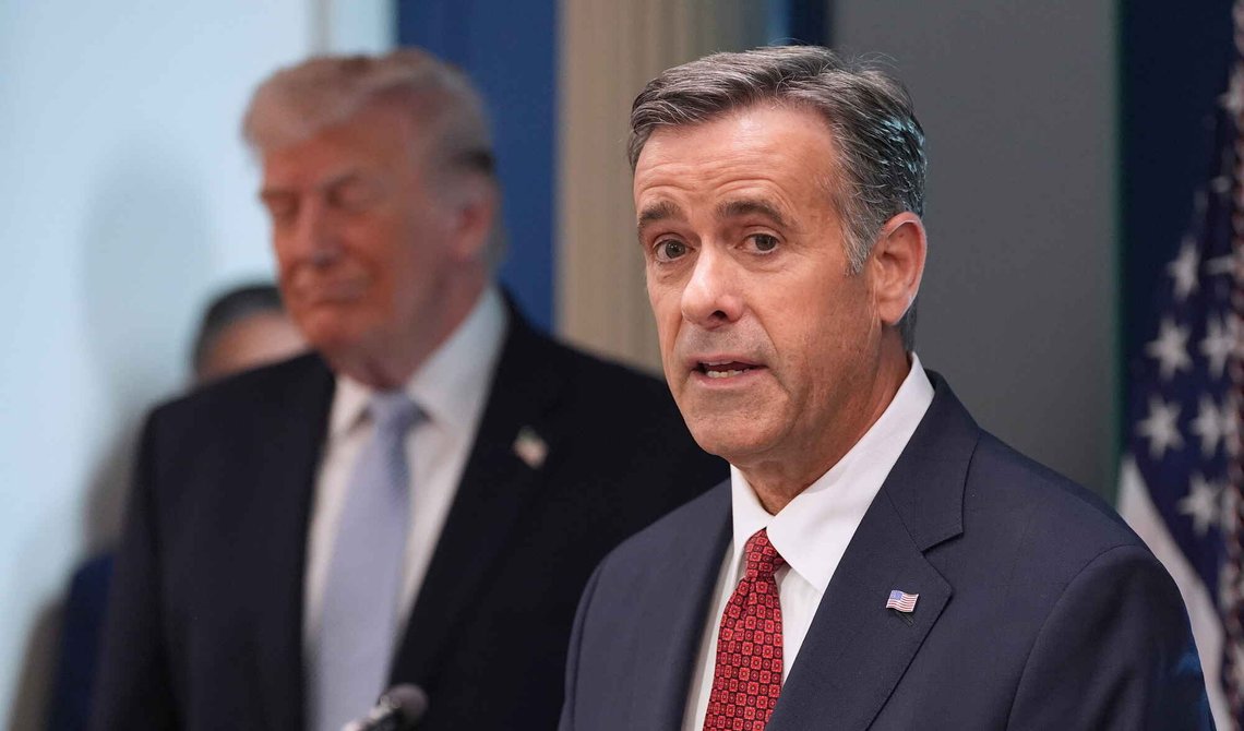 CIA-sjef John Ratcliffe snakker med pressen i Det hvite hus den 6. april 2026. I bakgrunnen president Donald Trump. Foto: Alex Brandon / AP / NTB. CIA-sjef John Ratcliffe snakker med pressen i Det hvite hus den 6. april 2026. I bakgrunnen president Donald Trump. Foto: Alex Brandon / AP / NTB.