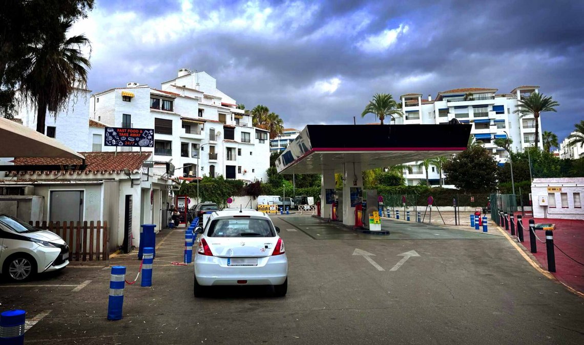 På denne bensinstasjonen i Puerto Banus i Spania skal Nikoline Piwoni Høie ha kommet i snakk med fire menn i en liten privatbil samme natt som hun forsvant fra en nattklubb og senere ble funnet død 26 kilometer unna. (Foto: Atle Hansson) På denne bensinstasjonen i Puerto Banus i Spania skal Nikoline Piwoni Høie ha kommet i snakk med fire menn i en liten privatbil samme natt som hun forsvant fra en nattklubb og senere ble funnet død 26 kilometer unna. (Foto: Atle Hansson)