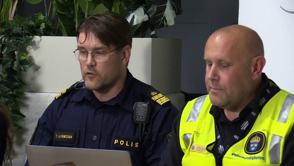 En 18-åring er skutt og pågrepet etter han gikk til angrep med et sverd og drepte en person, og alvorlige skadet to gutter. Foto: Skjermbilde fra pressekonferansen En 18-åring er skutt og pågrepet etter han gikk til angrep med et sverd og drepte en person, og alvorlige skadet to gutter. Foto: Skjermbilde fra pressekonferansen