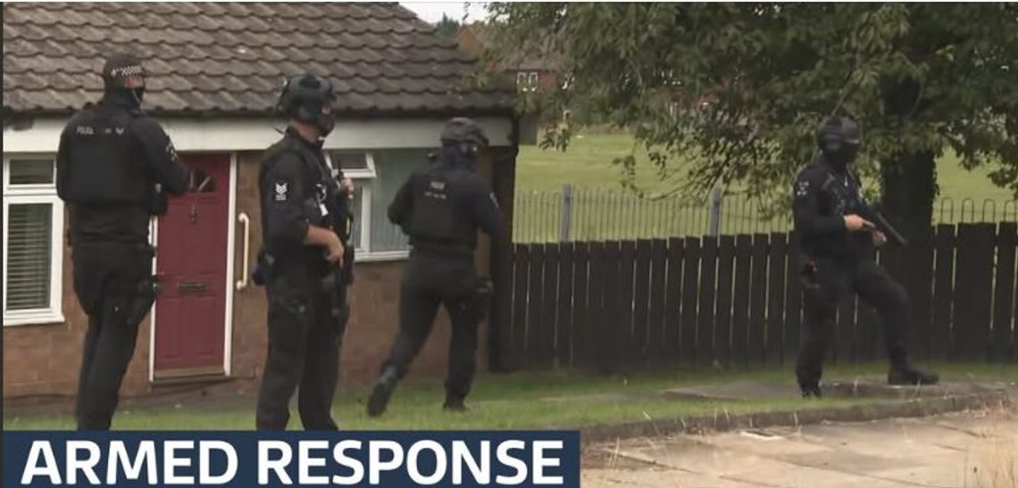 Tungt bevæpnet politi er på plass i Middlesbrough etter en bølge av voldshendelser den siste uken, som har krevd ni menneskeliv så langt. Stillbilde video/ ITV Tungt bevæpnet politi er på plass i Middlesbrough etter en bølge av voldshendelser den siste uken, som har krevd ni menneskeliv så langt. Stillbilde video/ ITV