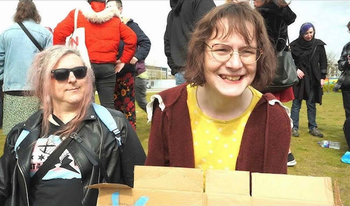 Transaktivisten Sophie Molly (t.h.) under en demonstrasjon i Dundee den 19. april 2025. Stillbilde: Blackbird Documentaries / YouTube. Transaktivisten Sophie Molly (t.h.) under en demonstrasjon i Dundee den 19. april 2025. Stillbilde: Blackbird Documentaries / YouTube.