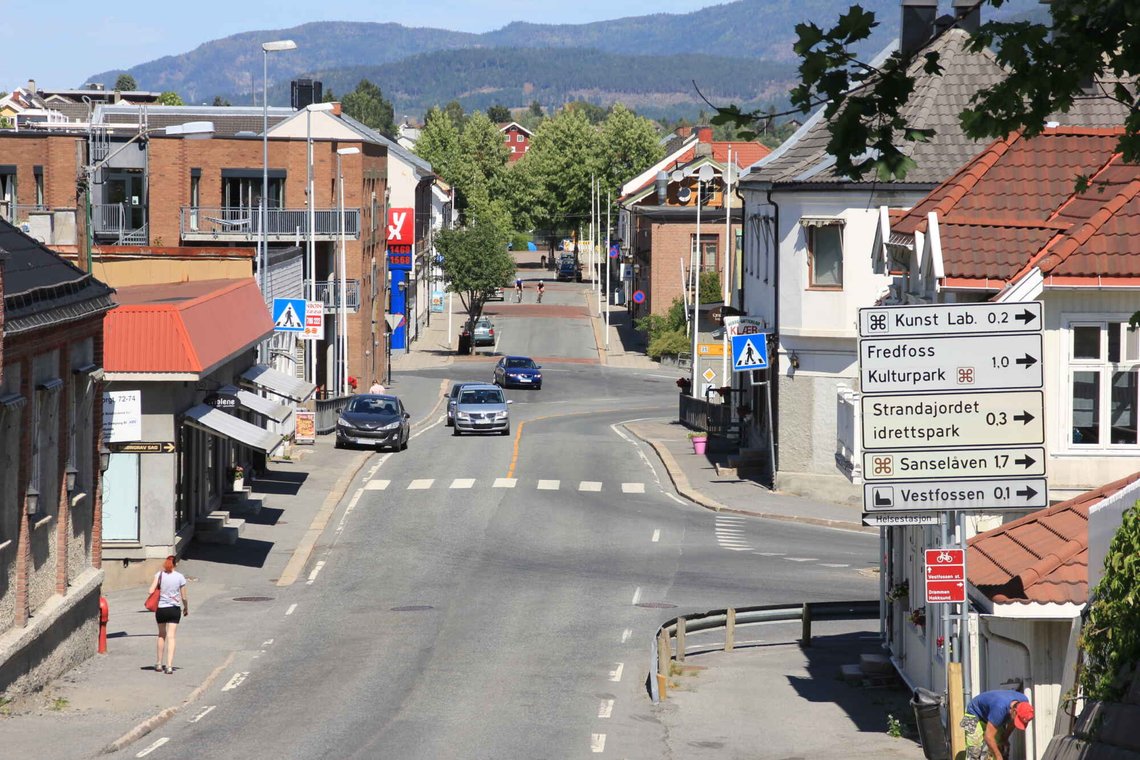 Det har vært knivstikking i Vestfossen, akkurat hvor er ukjent. Dette bildet er fra Storgata i sentrum. Foto: Wikimedia /CC BY-SA 4.0 Det har vært knivstikking i Vestfossen, akkurat hvor er ukjent. Dette bildet er fra Storgata i sentrum. Foto: Wikimedia /CC BY-SA 4.0