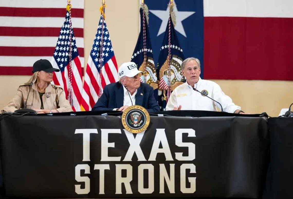 President Trump sammen med guvernør Greg Abbott og kona Melania i Texas. Foto: Det hvite hus, fair use. President Trump sammen med guvernør Greg Abbott og kona Melania i Texas. Foto: Det hvite hus, fair use.