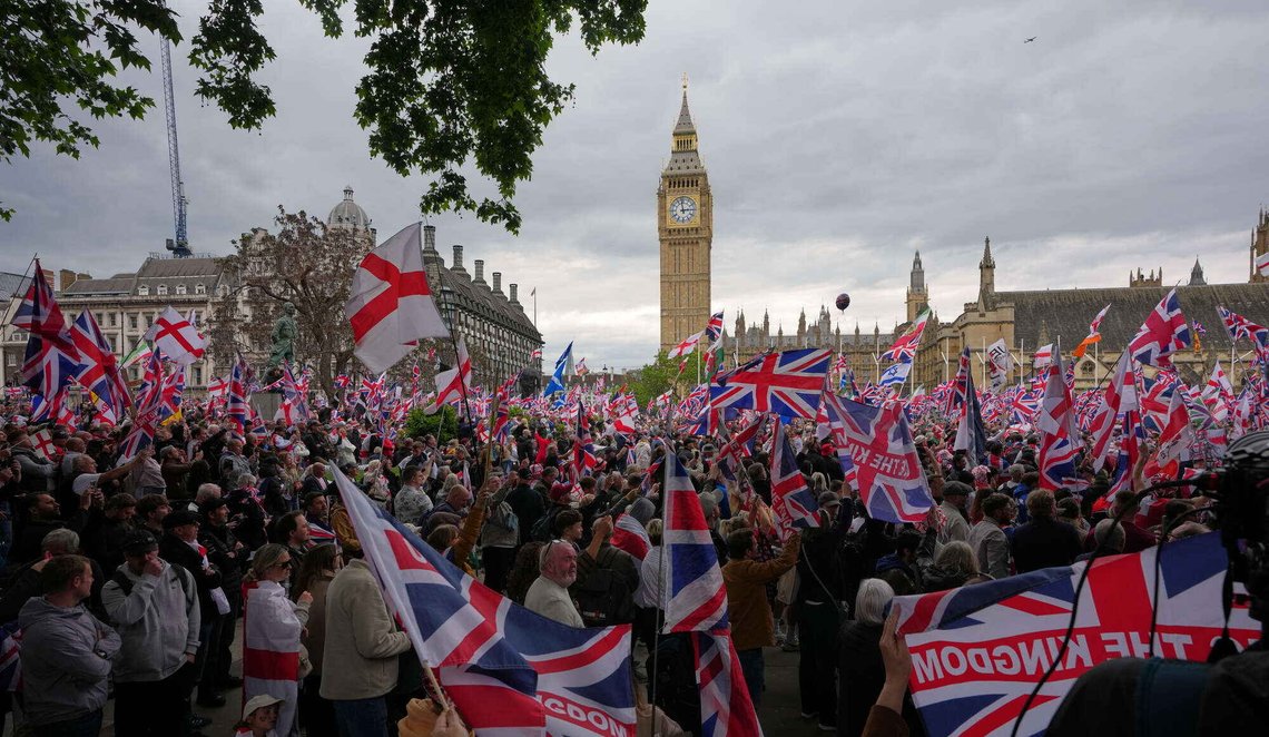 Deltagere i Unite the Kingdom-marsjen er samlet ved Parliament Square i London den 16. mai 2026. Foto: Kirsty Wigglesworth / AP / NTB. Deltagere i Unite the Kingdom-marsjen er samlet ved Parliament Square i London den 16. mai 2026. Foto: Kirsty Wigglesworth / AP / NTB.