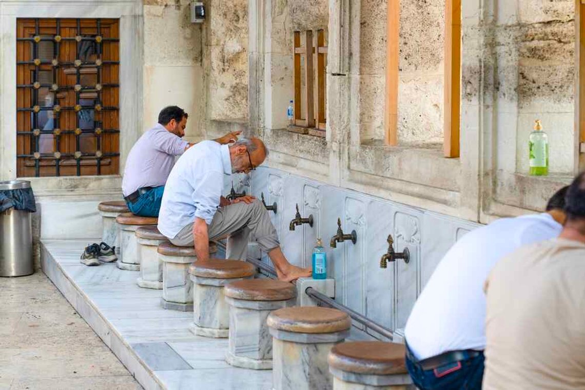 Istanbul, Tyrkia: 18. mai 2026: Muslimske menn utfører wudu (rituell renselse) ved Eyüpsultan-moskeen. Foto: Shutterstock. Istanbul, Tyrkia: 18. mai 2026: Muslimske menn utfører wudu (rituell renselse) ved Eyüpsultan-moskeen. Foto: Shutterstock.