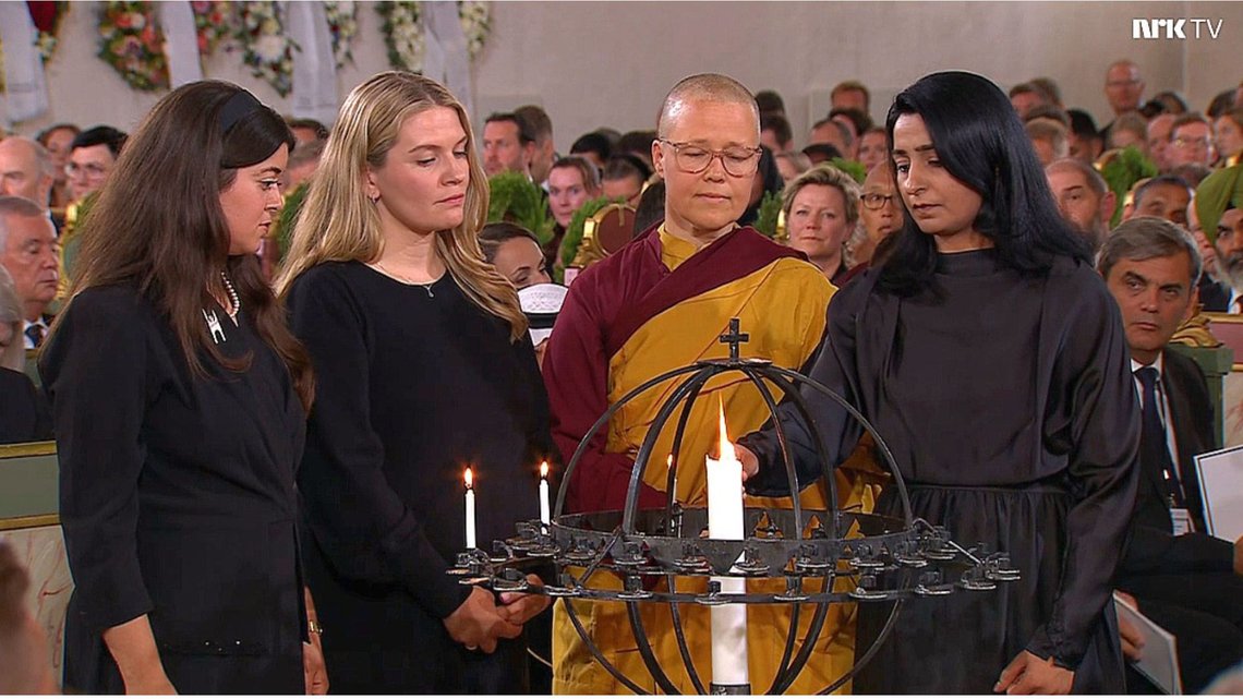 De som ble valgt til å tenne lys under begravelsen til kong Harald V, var f..v. Nancy Hertz, fra Human-Etisk Forbund, Rachel Mizrachi, fra Jødiske veivisere, Ani Chökyi, buddhist, og Bushra Ishaq, muslim. Foto: Fra NRKs sending. De som ble valgt til å tenne lys under begravelsen til kong Harald V, var f..v. Nancy Hertz, fra Human-Etisk Forbund, Rachel Mizrachi, fra Jødiske veivisere, Ani Chökyi, buddhist, og Bushra Ishaq, muslim. Foto: Fra NRKs sending.