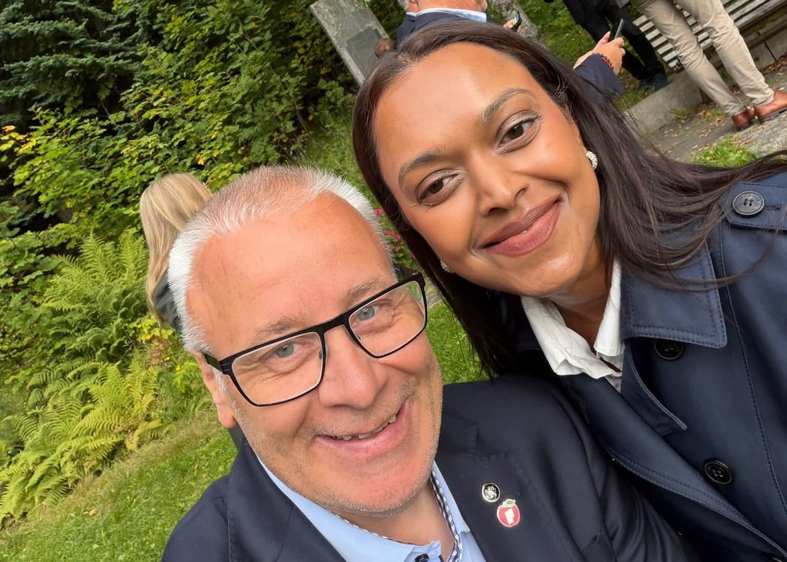 ØVELSESKJØRING: Stortingspolitiker Bård Hoksrud (FrP) inviterer den nye samferdselsministeren Kamzy Gunaratnam til øvelseskjøring, slik at hun kan få seg førerkort. Foto: FB ØVELSESKJØRING: Stortingspolitiker Bård Hoksrud (FrP) inviterer den nye samferdselsministeren Kamzy Gunaratnam til øvelseskjøring, slik at hun kan få seg førerkort. Foto: FB