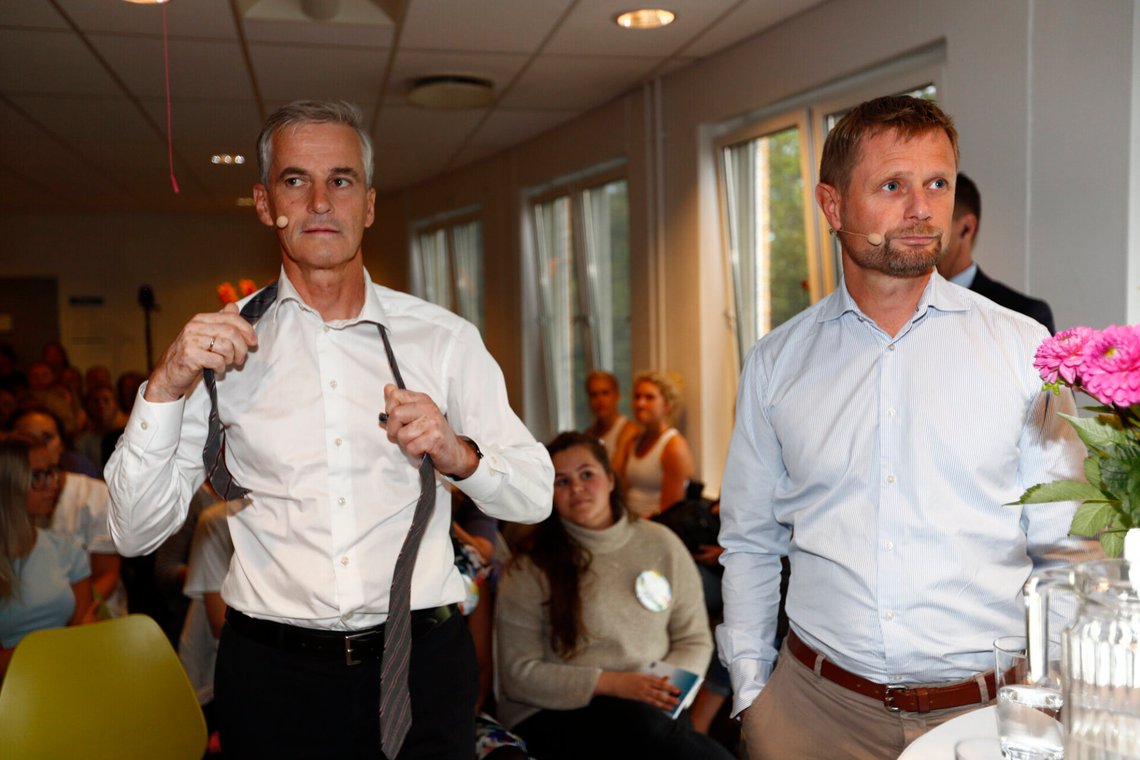 Å knyte slips, det er man god på i Arbeiderpartiet.
Foto: Terje Pedersen / NTB Å knyte slips, det er man god på i Arbeiderpartiet.
Foto: Terje Pedersen / NTB