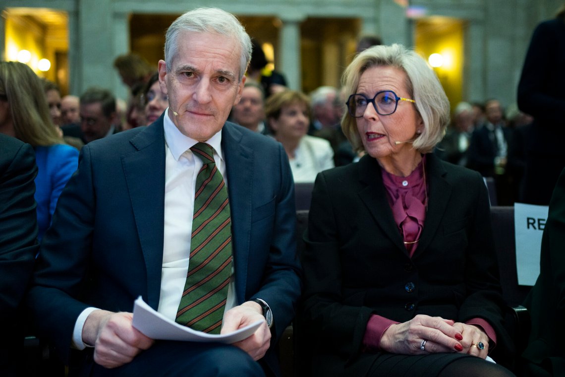 Oslo 20230206.
Anne-Grete Strøm-Erichsen t.h. og statsminister Jonas Gahr Støre deltar på Leangkollen sikkerhetskonferanse.
Foto: Terje Pedersen / NTB Oslo 20230206.
Anne-Grete Strøm-Erichsen t.h. og statsminister Jonas Gahr Støre deltar på Leangkollen sikkerhetskonferanse.
Foto: Terje Pedersen / NTB