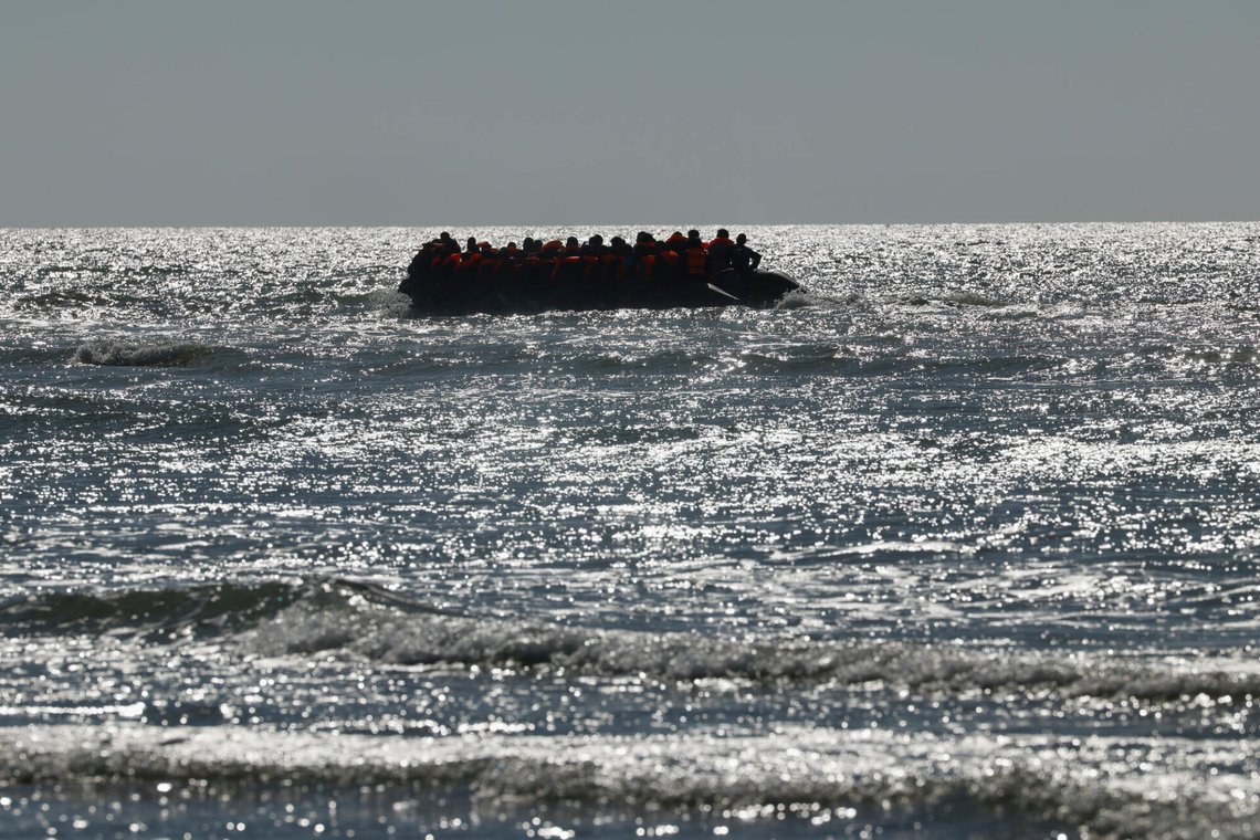 Migrantene fortsetter å strømme over Den engelske kanal i småbåter. Bildet er tatt i forrige uke. Foto: Jean-Francois Badias / AP / NTB Migrantene fortsetter å strømme over Den engelske kanal i småbåter. Bildet er tatt i forrige uke. Foto: Jean-Francois Badias / AP / NTB