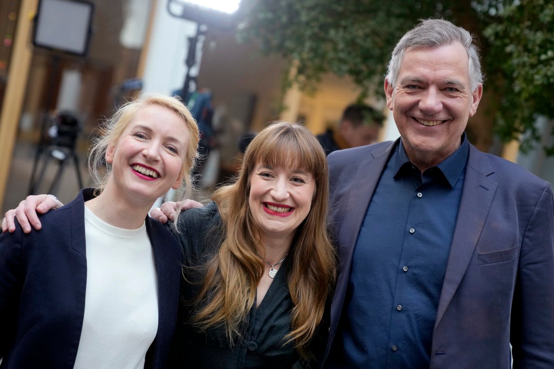 Medlederne av Venstrepartiet (Die Linke), Ines Schwerdtner og Jan van Akeng, feirer valgseieren i Berlin på hver sin side av parlamentarikeren Heidi Reichinnek. Foto: AP /Michael Probst/ NTB Medlederne av Venstrepartiet (Die Linke), Ines Schwerdtner og Jan van Akeng, feirer valgseieren i Berlin på hver sin side av parlamentarikeren Heidi Reichinnek. Foto: AP /Michael Probst/ NTB