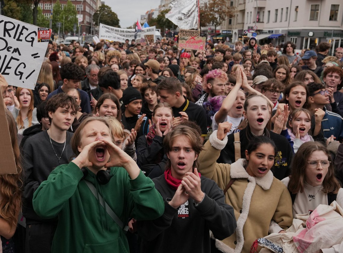 Demonstranter deltar i en skolestreik mot gjeninnføring av verneplikten i Berlin, Tyskland, fredag 25. september 2026. Foto: Ebrahim Noroozi / AP Demonstranter deltar i en skolestreik mot gjeninnføring av verneplikten i Berlin, Tyskland, fredag 25. september 2026. Foto: Ebrahim Noroozi / AP
