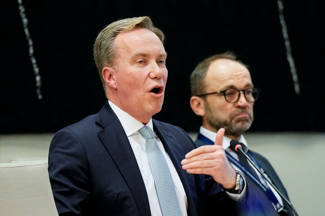 Børge Brende flankert av UDs mektige utenriksråd Torgeir Larsen, gift med NRKs Lilla Sølhusvik. Foto: Cornelius Poppe / NTB Børge Brende flankert av UDs mektige utenriksråd Torgeir Larsen, gift med NRKs Lilla Sølhusvik. Foto: Cornelius Poppe / NTB