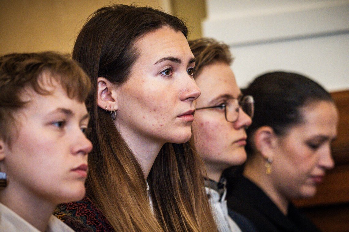 Oslo 20250318.
Leder i Natur og Ungdom, Sigrid Hoddevik Losnegård på tilhørerbenken i Høyesterett. Retten skal behandle krav om stans i utbygging og produksjon for petroleumsfelt i Nordsjøen og midlertidig forføyning. Klimaorganisasjonene Natur og Ungdom og Greenpeace krever at produksjonen skal stanses.
Foto: Ole Berg-Rusten / NTB Oslo 20250318.
Leder i Natur og Ungdom, Sigrid Hoddevik Losnegård på tilhørerbenken i Høyesterett. Retten skal behandle krav om stans i utbygging og produksjon for petroleumsfelt i Nordsjøen og midlertidig forføyning. Klimaorganisasjonene Natur og Ungdom og Greenpeace krever at produksjonen skal stanses.
Foto: Ole Berg-Rusten / NTB