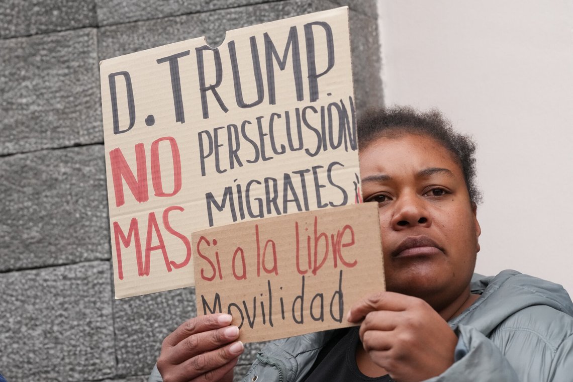 En demonstrant protesterer mot Donald Trumps politikk overfor asylsøkere og migranter. Bildet er tatt i Quito i Ecuador i januar i år. Foto: Dolores Ochoa / AP / NTB En demonstrant protesterer mot Donald Trumps politikk overfor asylsøkere og migranter. Bildet er tatt i Quito i Ecuador i januar i år. Foto: Dolores Ochoa / AP / NTB