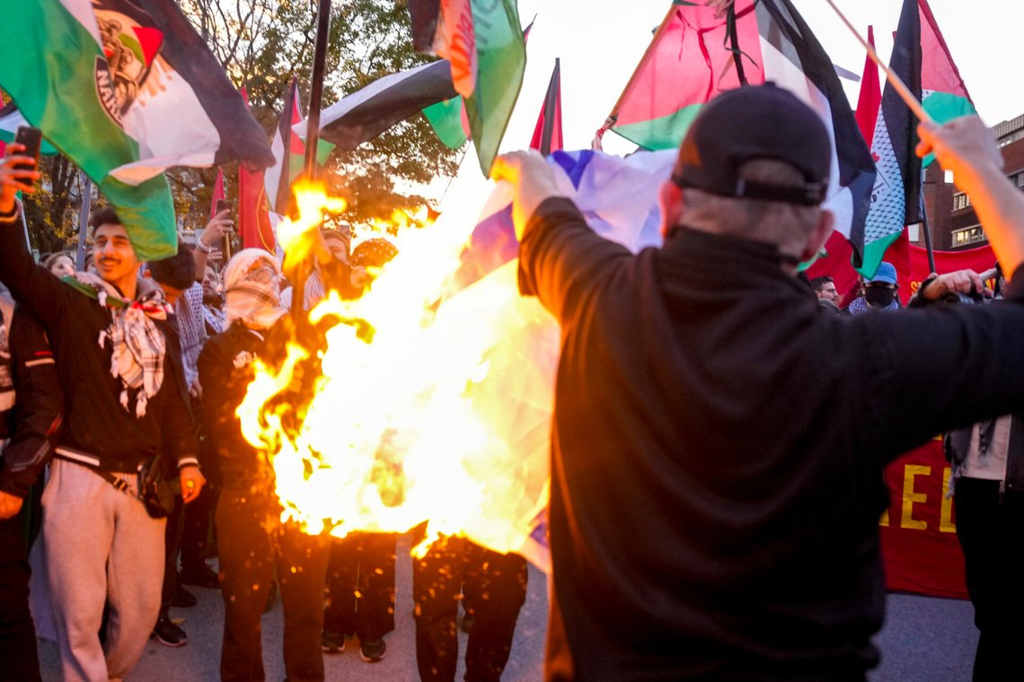 Oslo 20251011.
Palestina-demonstranter setter fyr på et Israelsk flagg utenfor Ullevaal Stadion under VM-kvalifiseringskampen mellom Norge og Israel.
Foto: Javad Parsa / NTB Oslo 20251011.
Palestina-demonstranter setter fyr på et Israelsk flagg utenfor Ullevaal Stadion under VM-kvalifiseringskampen mellom Norge og Israel.
Foto: Javad Parsa / NTB