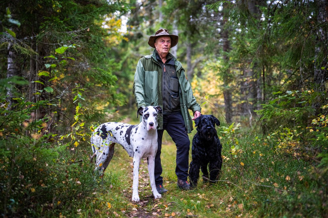 Eidsvoll 20260925.
Hans Rustad, grunnlegger og redaktør av den nasjonalkonservative nettavisen Document.no. Her er han på tur med sine to hunder der han samtidig lager «Skogpod» som publiseres nesten daglig.
Foto: Ole Berg-Rusten / NTB Eidsvoll 20260925.
Hans Rustad, grunnlegger og redaktør av den nasjonalkonservative nettavisen Document.no. Her er han på tur med sine to hunder der han samtidig lager «Skogpod» som publiseres nesten daglig.
Foto: Ole Berg-Rusten / NTB