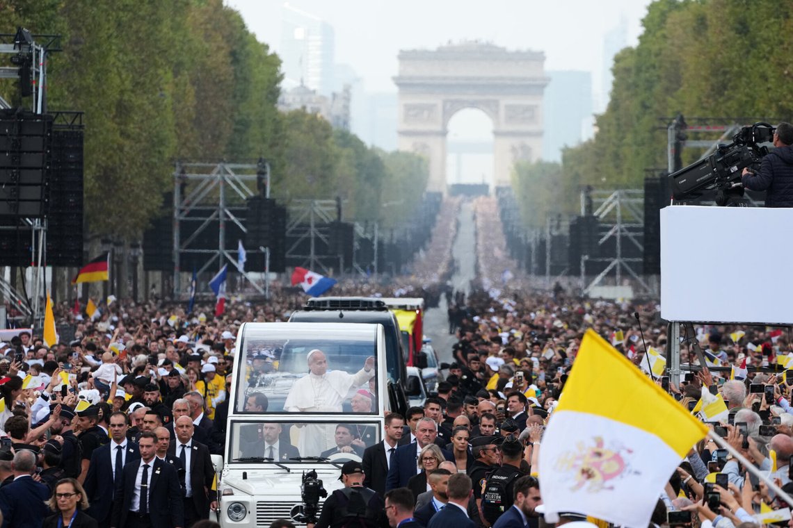 Pave Leo XIV ankommer tfor å feire messe på Place de la Concorde, Paris, lørdag 26. sep. 2026. Foto: Gregorio Borgia / AP / NTB. Pave Leo XIV ankommer tfor å feire messe på Place de la Concorde, Paris, lørdag 26. sep. 2026. Foto: Gregorio Borgia / AP / NTB.