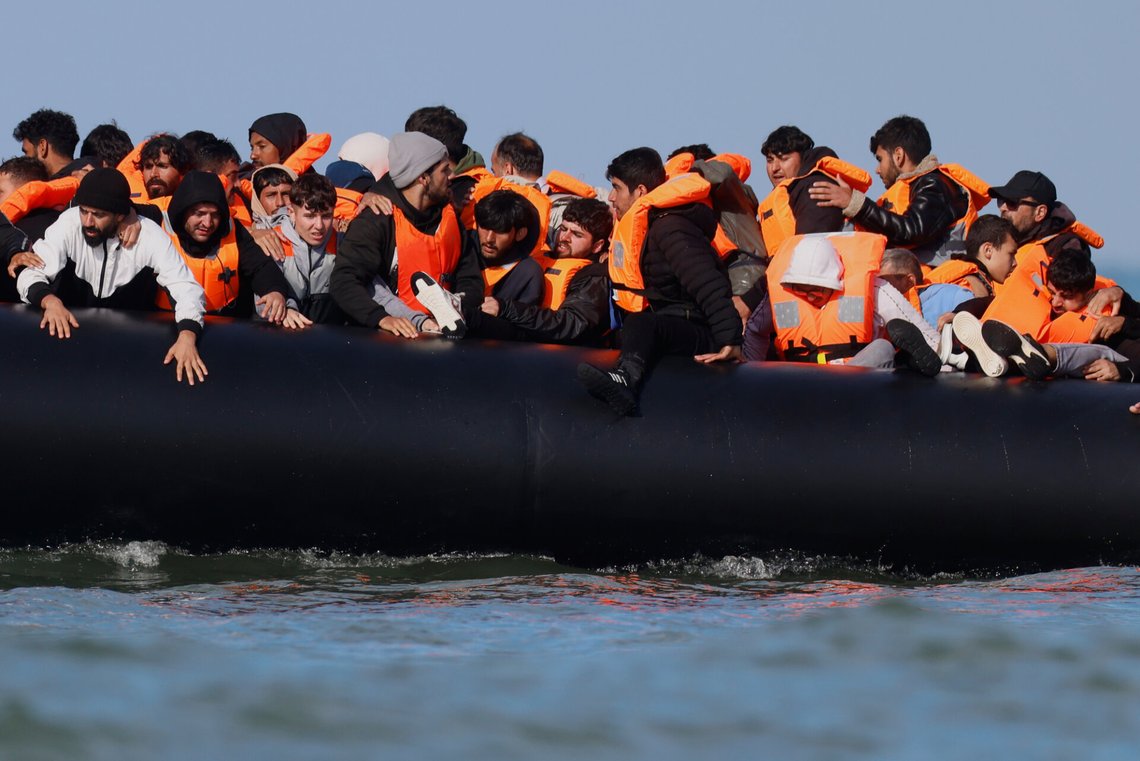 En gruppe migranter forsøker å krysse Den engelske kanal i en gummibåt utenfor Hardelot i Nord-Frankrike den 23. september 2026. Foto: Jean-Francois Badias / AP / NTB. En gruppe migranter forsøker å krysse Den engelske kanal i en gummibåt utenfor Hardelot i Nord-Frankrike den 23. september 2026. Foto: Jean-Francois Badias / AP / NTB.