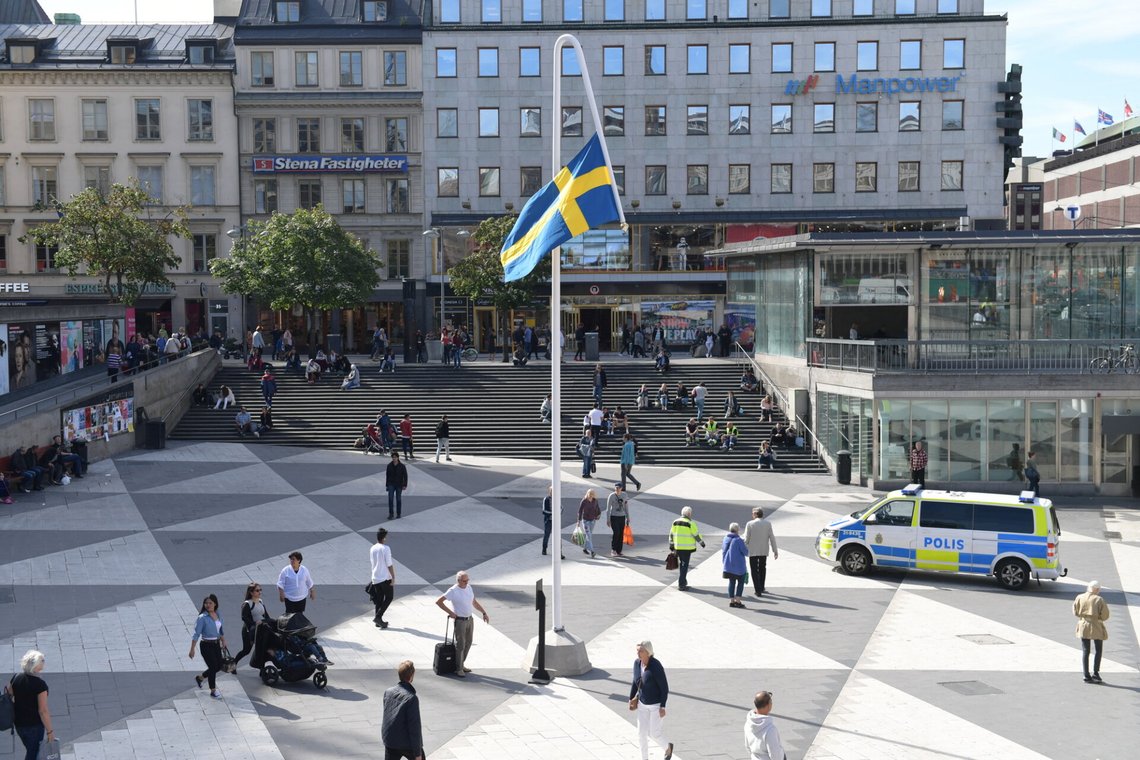 I 2017 ble et kunstverk av Mattias Norström i form av en bøyd flaggstang med et svensk flagg – et signal om nødsituasjon – plassert på Sergels torg i Stockholm. Foto: Henrik Montgomery / TT / NTB. I 2017 ble et kunstverk av Mattias Norström i form av en bøyd flaggstang med et svensk flagg – et signal om nødsituasjon – plassert på Sergels torg i Stockholm. Foto: Henrik Montgomery / TT / NTB.
