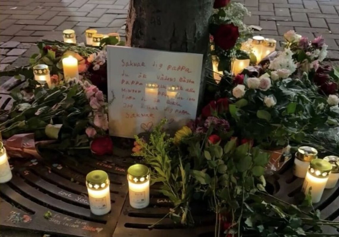 «Savner deg pappa. Du er verdens beste pappa. Takk for alle minnene, kan ikke tro at du er borte. Jeg elsker deg pappa. Savner deg.» Blomster og lys på stedet der en far ble slått i hjel i helgen. Foto: Skjermbilde Facebook «Savner deg pappa. Du er verdens beste pappa. Takk for alle minnene, kan ikke tro at du er borte. Jeg elsker deg pappa. Savner deg.» Blomster og lys på stedet der en far ble slått i hjel i helgen. Foto: Skjermbilde Facebook