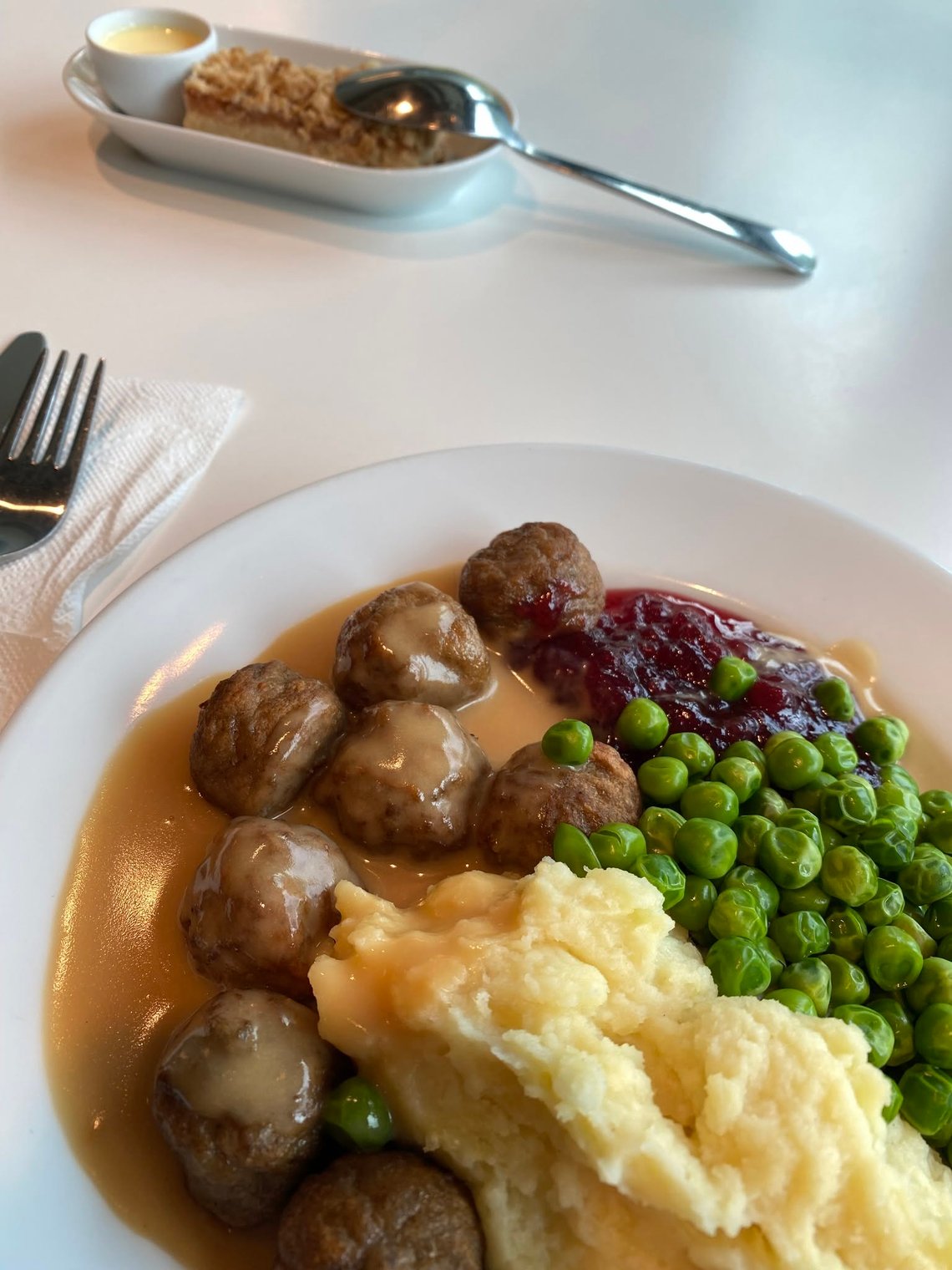 Klassikeren. Ertene var store, harde og tallrike. De matchet den i overkant faste potetstappen og de ikke mindre faste kjøttbollene. De sistnevnte spretter, noe vi konstaterte ved selvsyn da én av rakkerne, etter et uvørent møte med kniven, fôr med forbløffende hastighet i retning toalettene og presterte 17 gode sprett før den nådde frem. Kaken var kald og noe motvillig, og den sparsome dosen vaniljesaus klarte ikke å gjøre noe med det. (Foto: Yan Friis) Klassikeren. Ertene var store, harde og tallrike. De matchet den i overkant faste potetstappen og de ikke mindre faste kjøttbollene. De sistnevnte spretter, noe vi konstaterte ved selvsyn da én av rakkerne, etter et uvørent møte med kniven, fôr med forbløffende hastighet i retning toalettene og presterte 17 gode sprett før den nådde frem. Kaken var kald og noe motvillig, og den sparsome dosen vaniljesaus klarte ikke å gjøre noe med det. (Foto: Yan Friis)