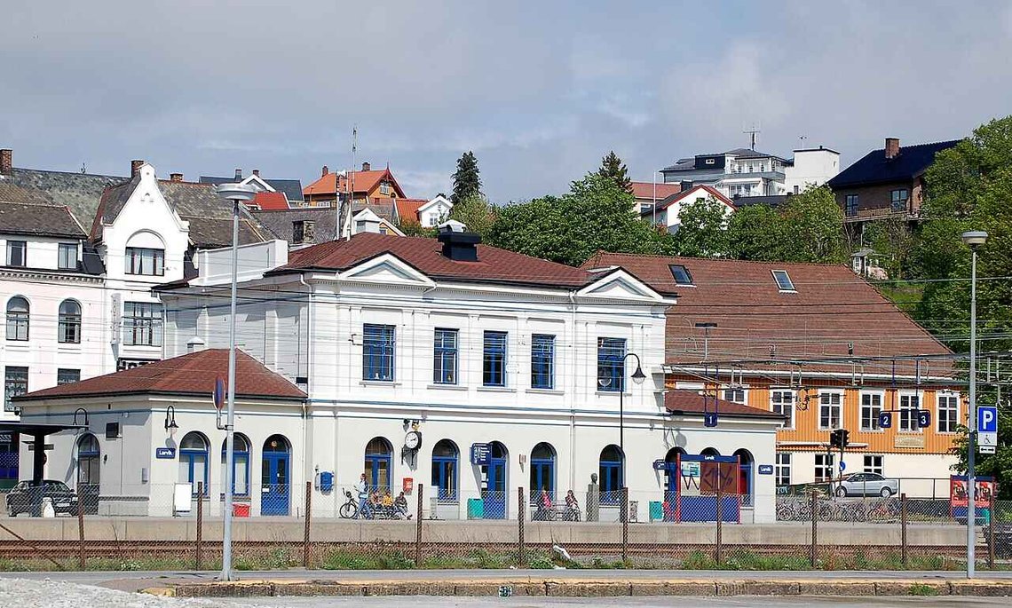 Larvik stasjon. Foto: Arnstein Rønning / Wikimedia Commons (cc by-sa 3.0). Larvik stasjon. Foto: Arnstein Rønning / Wikimedia Commons (cc by-sa 3.0).
