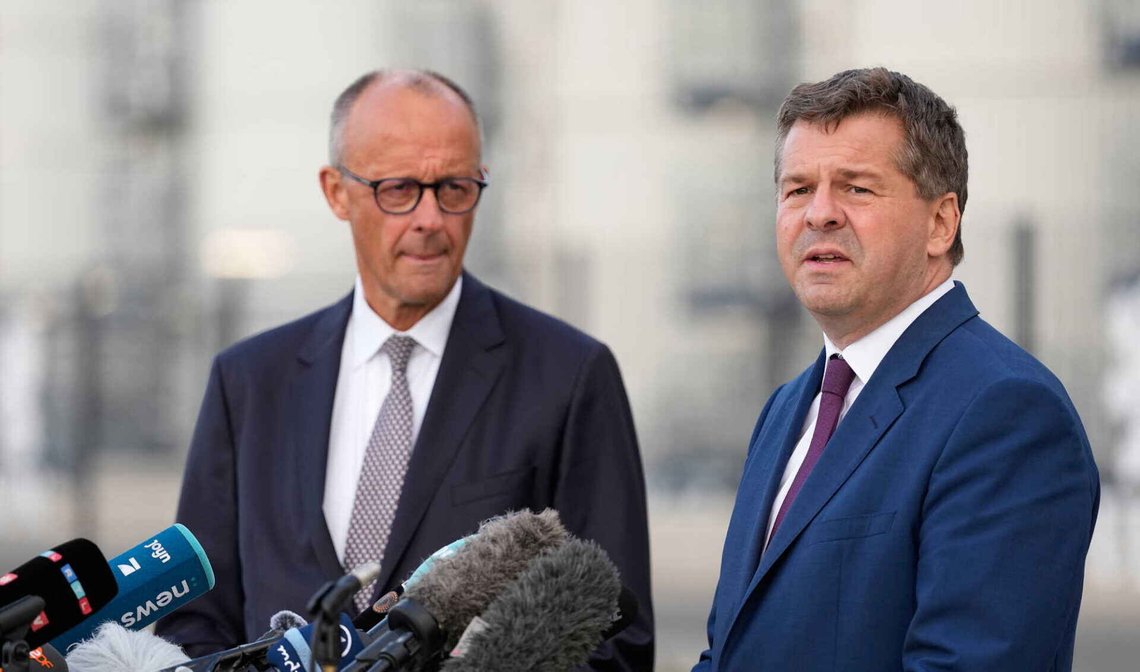 Tysklands statsminister og CDU-leder Friedrich Merz og partiets toppkandidat i Sachsen-Anhalt Sven Schulze under en pressekonferanse etter et bedriftsbesøk i Leuna den 3. september 2026. Optimismen glimret med sitt fravær tre dager før delstatsvalget. Foto: Matthias Schrader / AP / NTB. Tysklands statsminister og CDU-leder Friedrich Merz og partiets toppkandidat i Sachsen-Anhalt Sven Schulze under en pressekonferanse etter et bedriftsbesøk i Leuna den 3. september 2026. Optimismen glimret med sitt fravær tre dager før delstatsvalget. Foto: Matthias Schrader / AP / NTB.